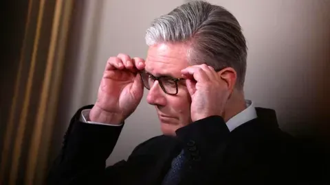 Starmer Reconoce 'Errores Innecesarios' Tras el Descalabro Electoral