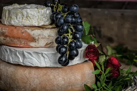 De Camembert a Gabietou: Descubre 100 quesos emblemáticos de Francia