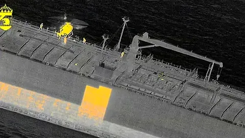 Los guardacostas suecos abordan un petrolero sospechoso de un vertido de petróleo en el Mar Báltico