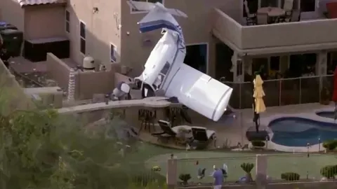 Accidente de avioneta en Phoenix: tres heridos tras el impacto contra viviendas