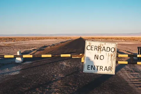 Cierre del Estrecho de Ormuz: Implicaciones para Europa y Potenciales Aumentos de Precios