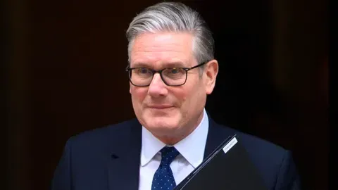 Starmer asume responsabilidad, pero seguirá como primer ministro