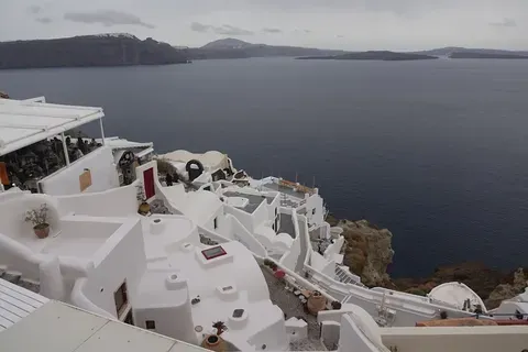 Santorini Incrementa Medidas de Seguridad Turística en Zonas de Alto Riesgo