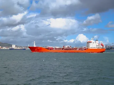 Un Segundo Buque de Gas Japonés Cruza el Estrecho de Ormuz