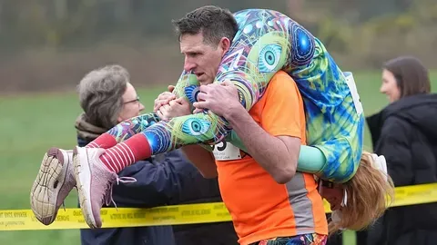 Una Pareja Finlandesa Gana la Carrera Británica de Transporte de Esposas