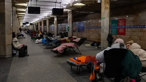 Kiev: vecinos se refugian en el metro durante bombardeos rusos
