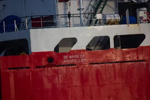 Un Proyectil Impacta un Barco Frente a las Costas de Qatar: Un Análisis del Contexto Geopolítico