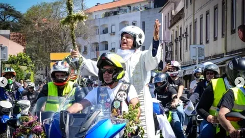 Un sacerdote en moto guía la Semana Santa en Sintra