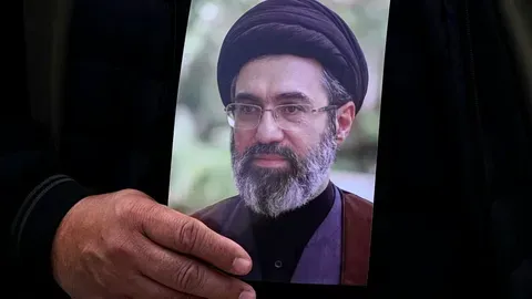 El Futuro de Mojtaba Jamenei: ¿En Crisis en Irán o en Rehabilitación en Rusia?
