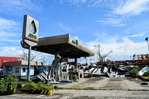 La Caída de los Precios del Petróleo y el Compromiso de Trump en el Estrecho de Ormuz