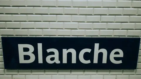 Francia considera revocar la exención de tasas para estudiantes extranjeros en universidades