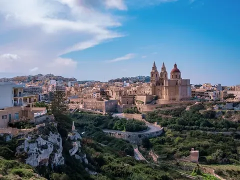 Elecciones Anticipadas en Malta: Un Nuevo Mandato Bajo el Signo de la Inestabilidad Energética