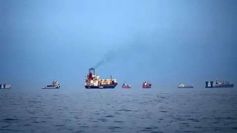 Un tercer barco pasa por el estrecho de Ormuz