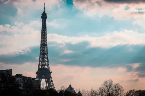 Céline Dion regresa y la Torre Eiffel brilla en París