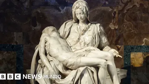 La Evolución del Ave María: De un Saludo a la Oración Católica Más Popular