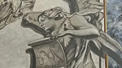 Controversia en Roma: El rostro de Giorgia Meloni en la restauración de una iglesia