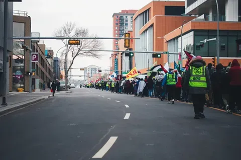 Camioneros protestan en París pidiendo ayuda