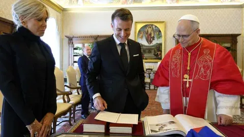 El Papa León XIV recibe a Macron en el Vaticano