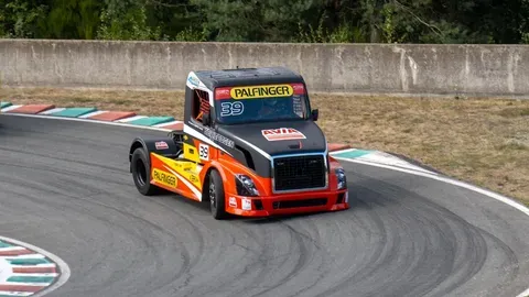 El camión polaco Jelcz de los años 70 en el Himalaya