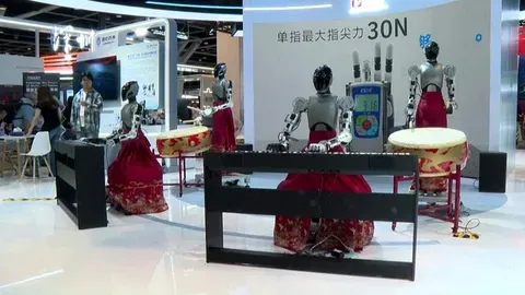 Robots humanoides destacan en la feria de IA y robótica de Hong Kong