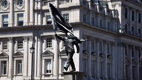 Banksy confirma ser el autor de una estatua en Londres
