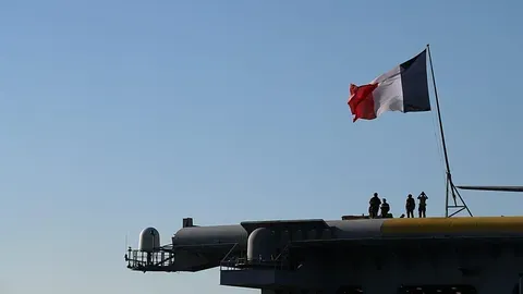 La Armada francesa interviene un barco ruso en el Mediterráneo