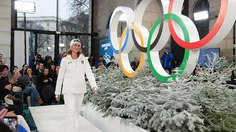 Olimpistas se convierten en modelos en la presentación de uniformes