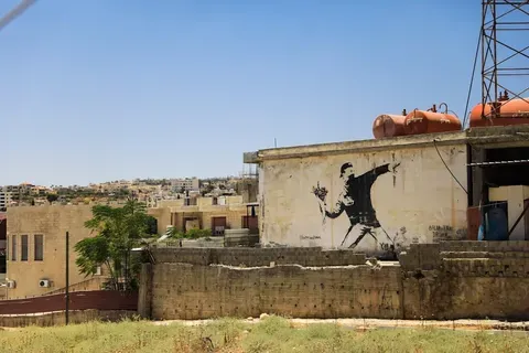 Banksy Aclara Su Autoría de una Enigmática Escultura en Londres