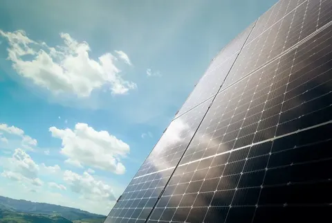 Energía solar enchufable: ¿Qué es y cómo instalarla en casa?