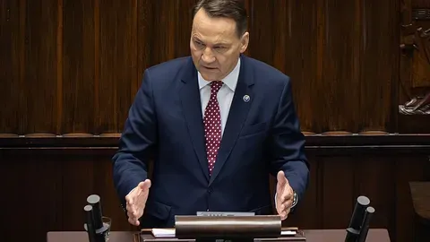 Radoslaw Sikorski: "Estados Unidos es nuestro aliado, pero debemos ser inteligentes"