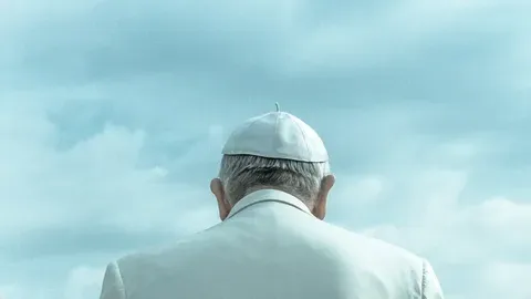 El Papa León XIV lleva la cruz en el Vía Crucis del Viernes Santo