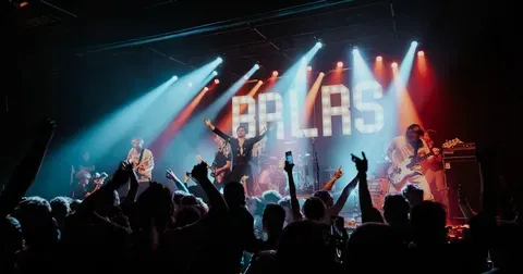 Viajar y asistir a conciertos: la nueva app que organiza rutas para amantes de la música en vivo