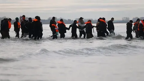 Más de 250 migrantes cruzan el Canal hacia Inglaterra en condiciones favorables