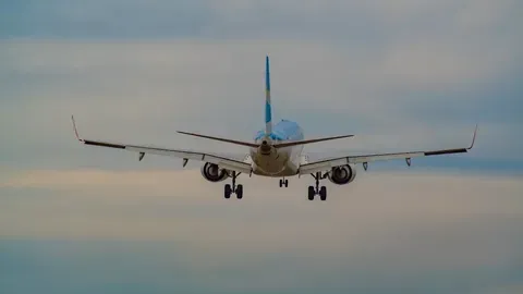 ¿Deben los aeropuertos servir alcohol antes de los vuelos matutinos?