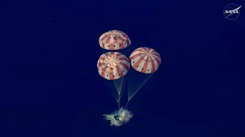 La cápsula tripulada de Artemis II ameriza en el Pacífico