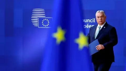 La UE apoya a Ucrania con un préstamo y sanciones a Rusia