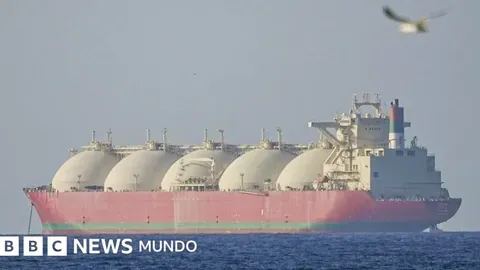 La Tregua en Riesgo: Irán Cierra el Estrecho de Ormuz y Acusa a EE.UU. e Israel
