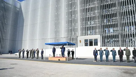 Detienen a un Capitán en Grecia por Espionaje