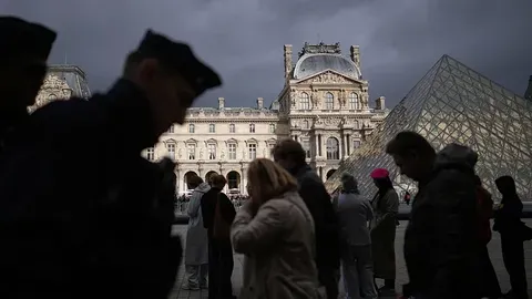 La coronación de la emperatriz Eugenia: esperanza de restauración tras el robo en el Louvre