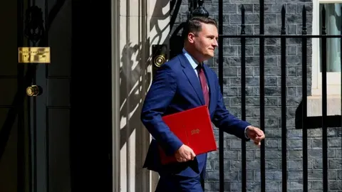 Dimisión del Ministro de Salud británico y profundización de la crisis política