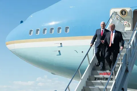 Donald Trump destituye a la fiscal general Pam Bondi