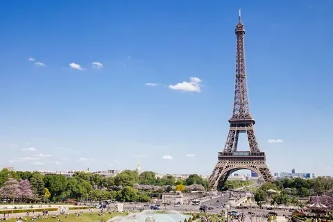 Francia considera regular el acceso a redes sociales para menores de 15 años