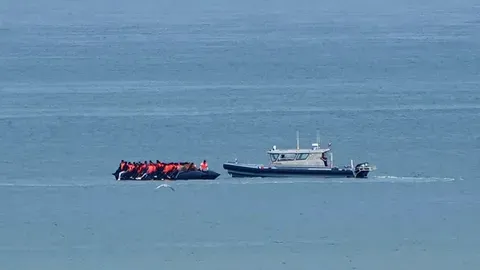 Francia y Reino Unido firman un nuevo acuerdo para frenar la inmigración del Canal de la Mancha