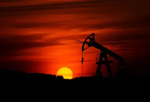 El petróleo baja y la IA impulsa la Bolsa por la esperanza de paz en Irán