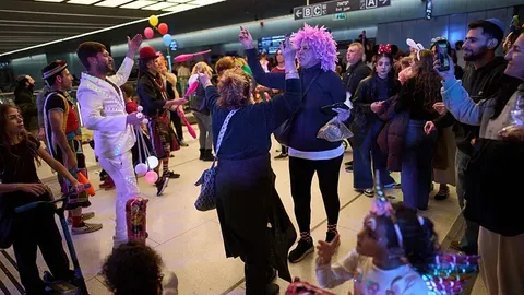 Israelíes Celebran el Purim en un Refugio Antiaéreo Durante la Alerta de Misiles