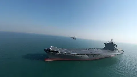EE.UU. destruye un portaaviones no tripulado iraní en el Estrecho de Ormuz