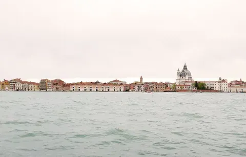 La Bienal de Venecia aborda la guerra y el cambio climático