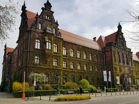 Polonia aprueba leyes para controlar el precio del petróleo