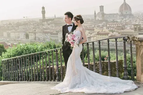 Dua Lipa y Callum Turner preparan su boda en Italia