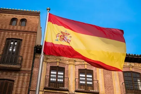 España aprueba un decreto para la regularización de inmigrantes